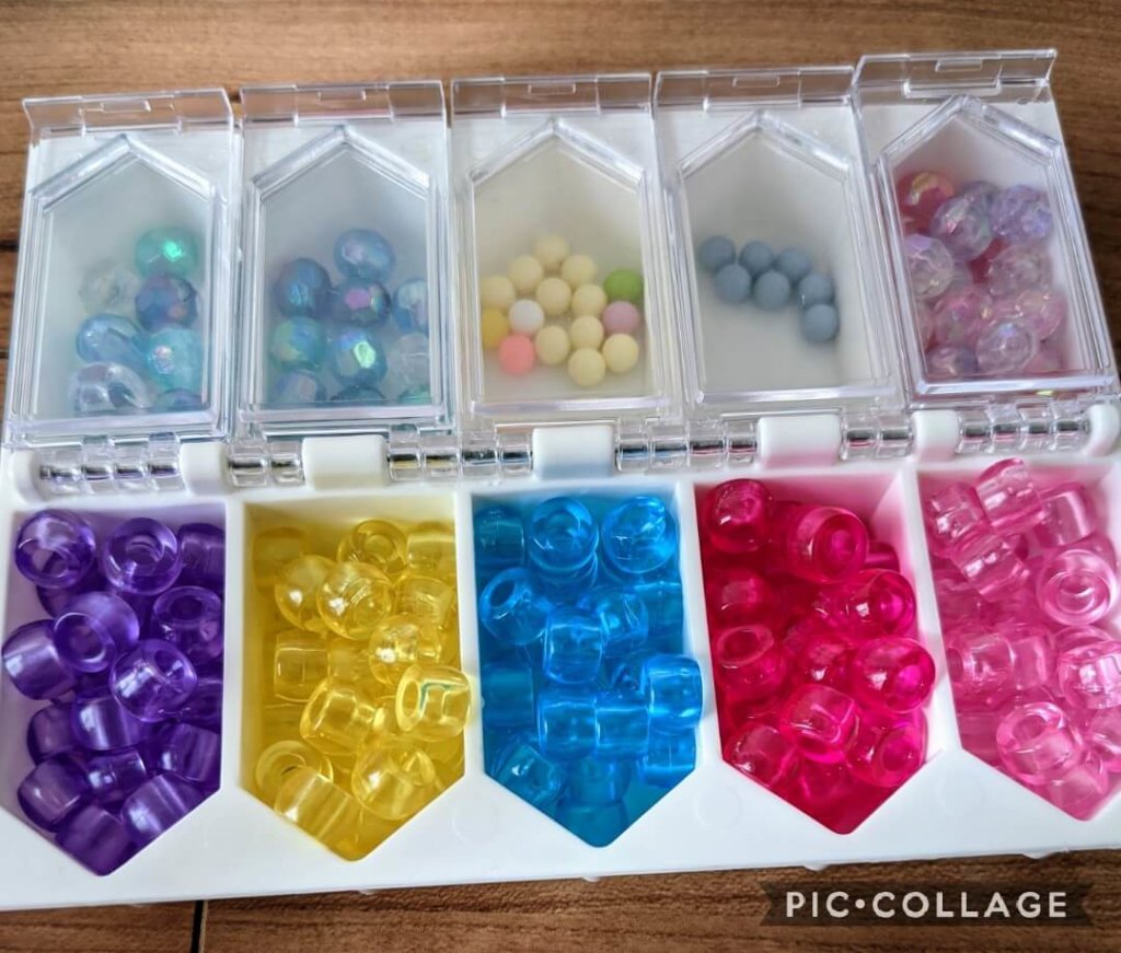 5色のビーズをビーズケースにセット