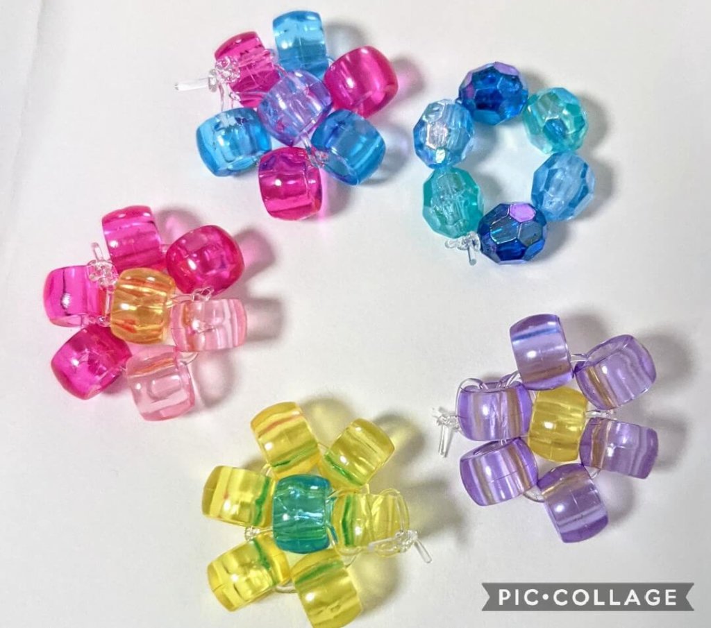 ビーズで作ったお花。 ヘアピンやリボンの飾りに。