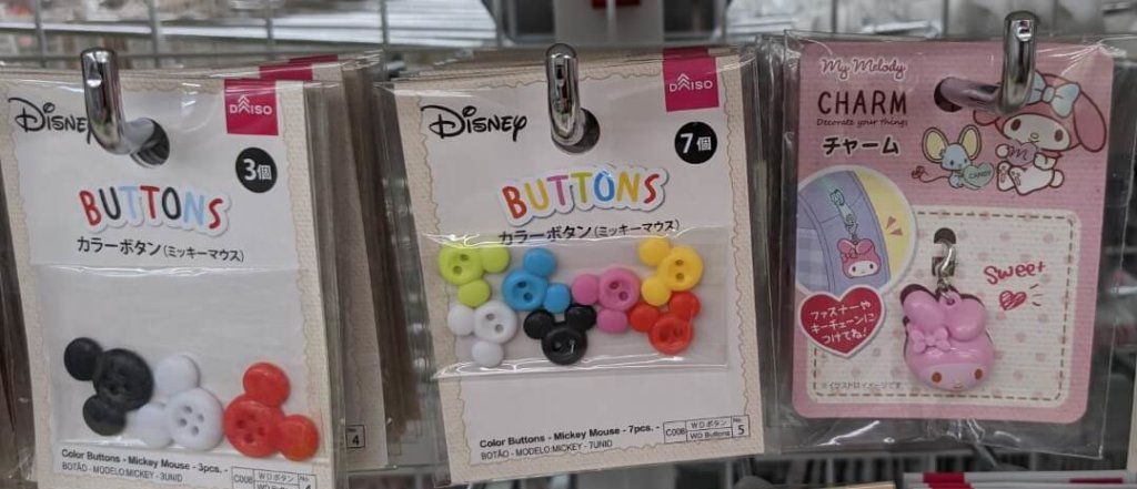 ダイソー カラーボタン(ミッキーマウス)、チャーム(マイメロディ)
