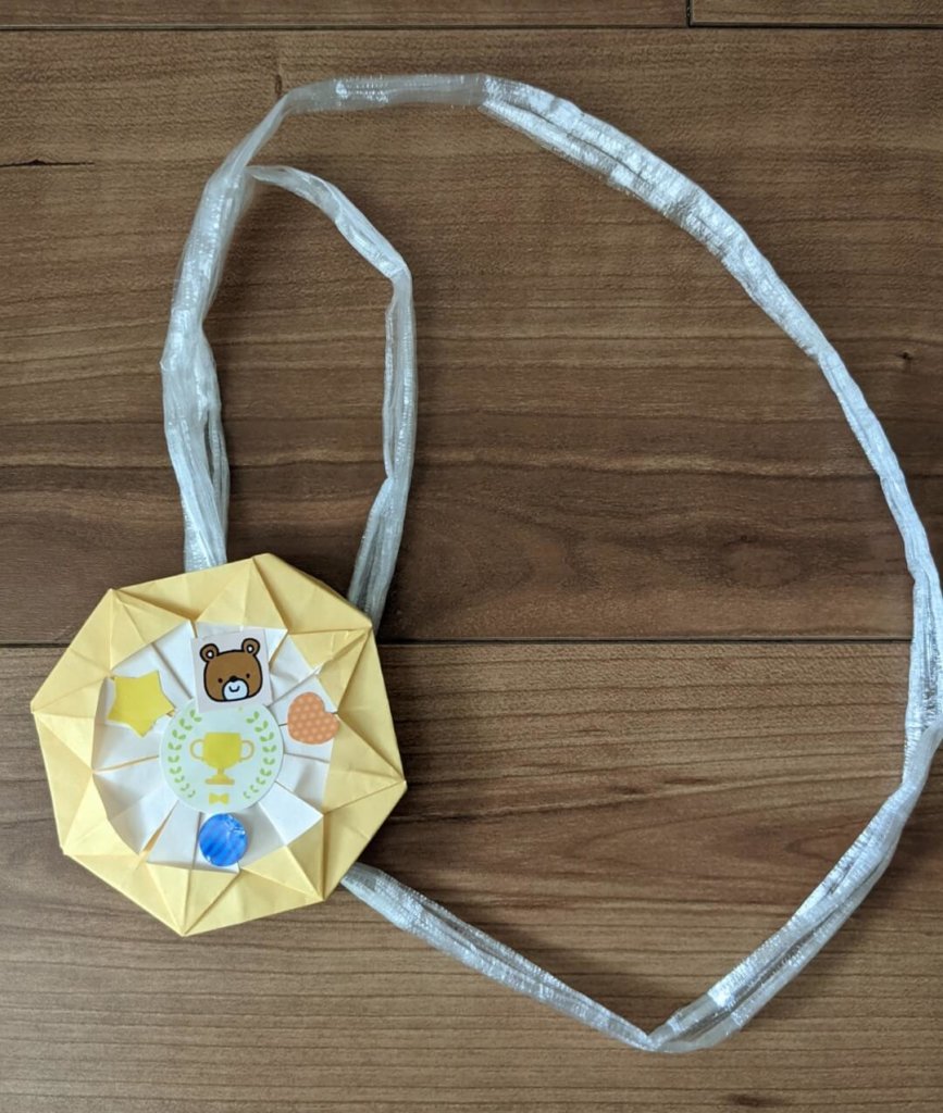 最後のメダルを「今作りたい!」 母が作り、子がシール貼り。