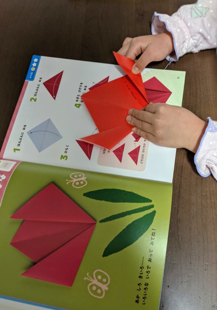 さっそく簡単な折紙にトライ。