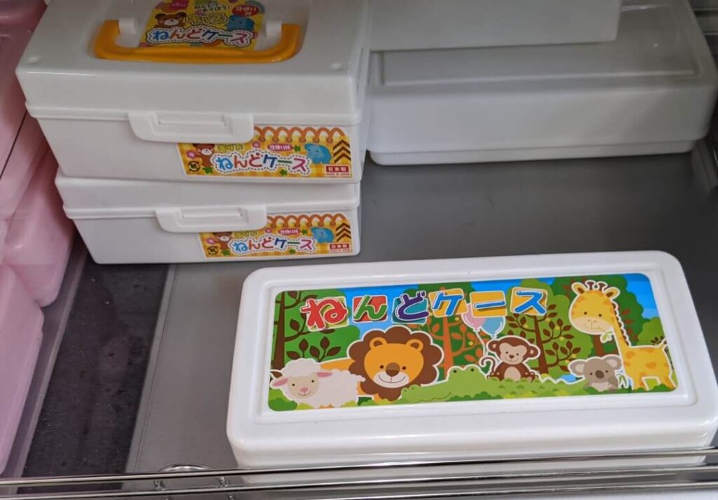 ダイソー ねんどケース 持ち手付きのものとふたを重ねるタイプ