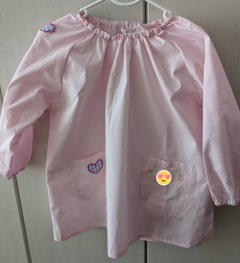 スモックの装飾は控えめ。