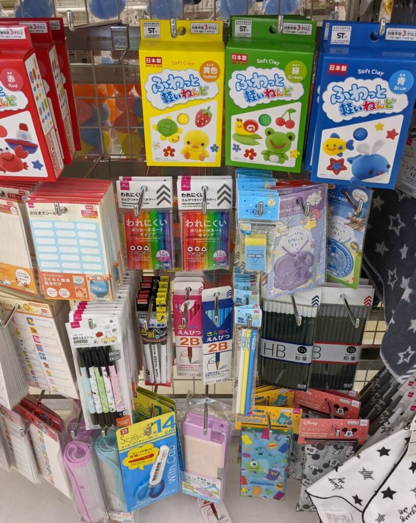 ダイソー ふわっと軽いねんど、お名前シール、われにくい鉛筆キャップ、反射板、鉛筆、はさみ、ランドれるカバー、筆箱