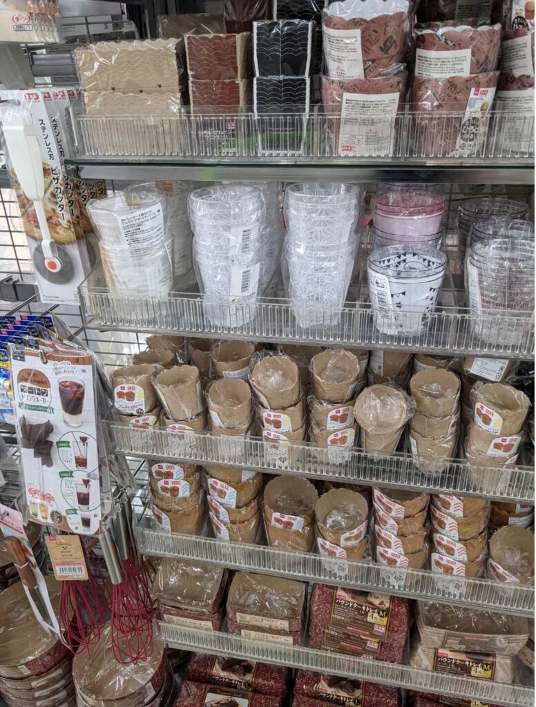 ダイソー おいしいケーキ屋さんのひんやりデザートカップ、マフィンケーキカップ、ツートンドリンクメーカー、柄スパチュラ、泡立て器
