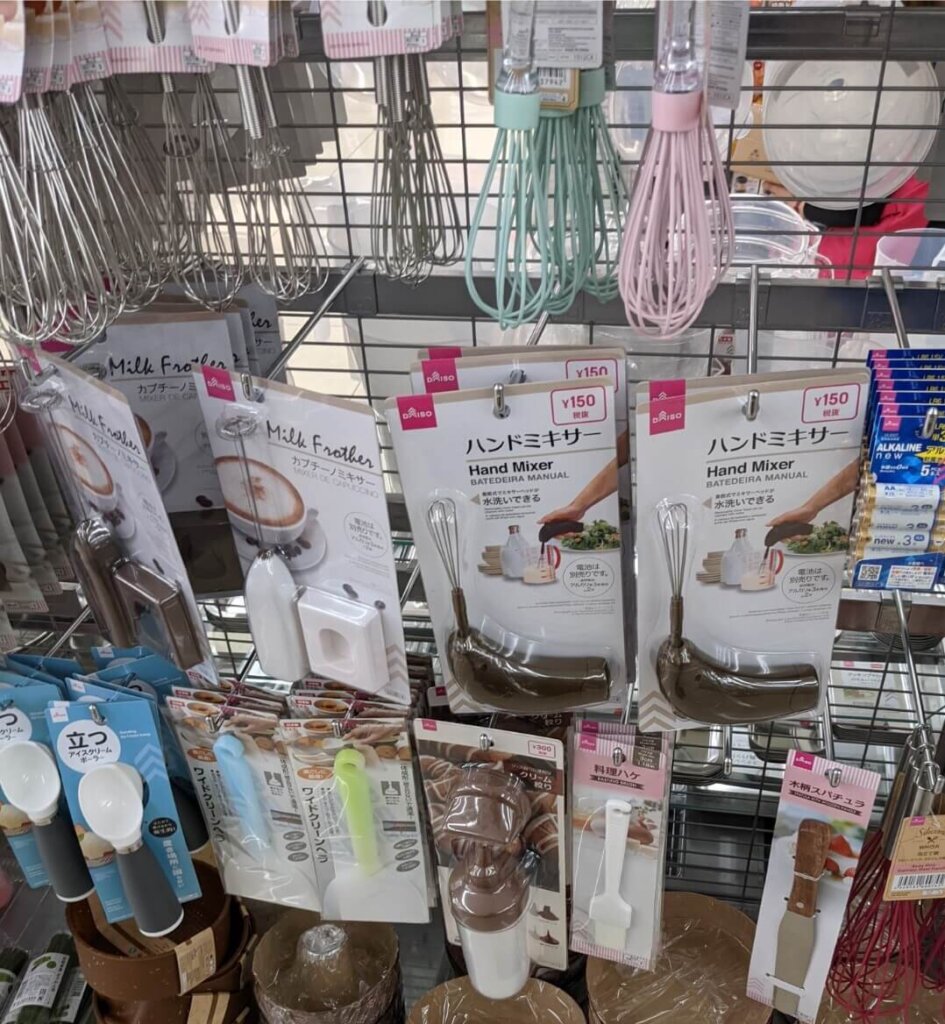 ダイソー 泡立て器。ハンドミキサー※165円(税込)、カプチーノミキサー、立つアイスクリームポーラー、ワイドクリーンヘラ、クリーム絞り、料理ハケ