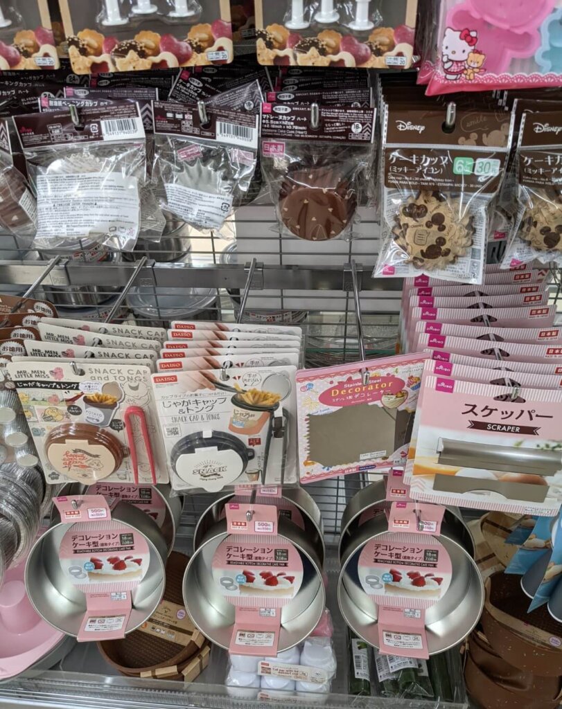 ダイソー マドレーヌカップ、ケーキカップ(ミッキーアイコン)スケッパー、ステンレス製でコレ―ター、じゃがキャップ&トング、デコレーションケーキ型
