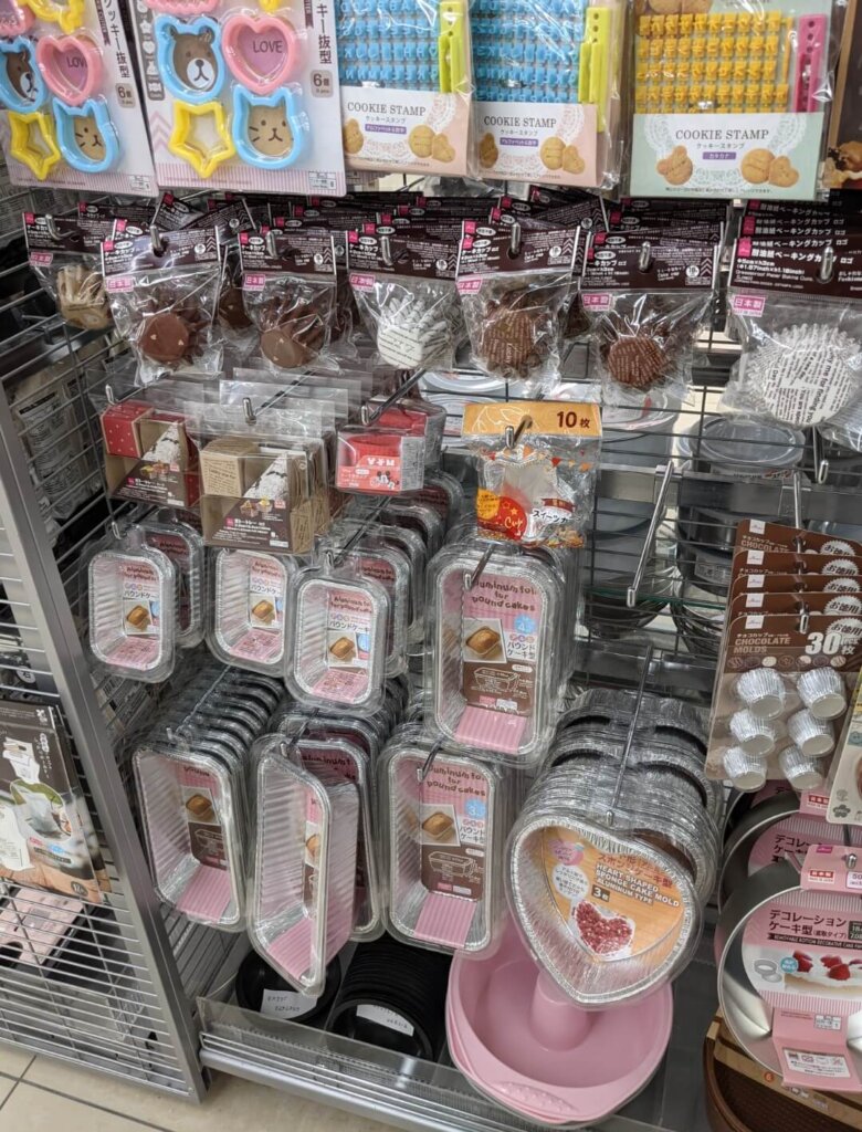 ダイソー カラフルクッキー抜き型、クッキースタンプ(アルファベット・カタカナ)、ケーキカップ、ガトートレー、アルミパウンドケーキ型、星形スイーツカップ
