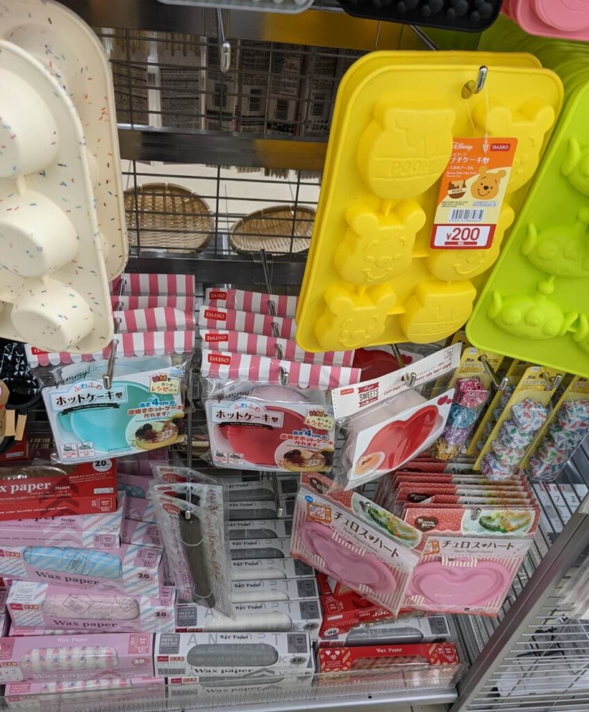 ダイソー シリコーンプチケーキ型(くまのプーさん)※220円(税込)、チョコアルミカップ、チュロス&ハート、ふわふわホットケーキ型、ワックスペーパー