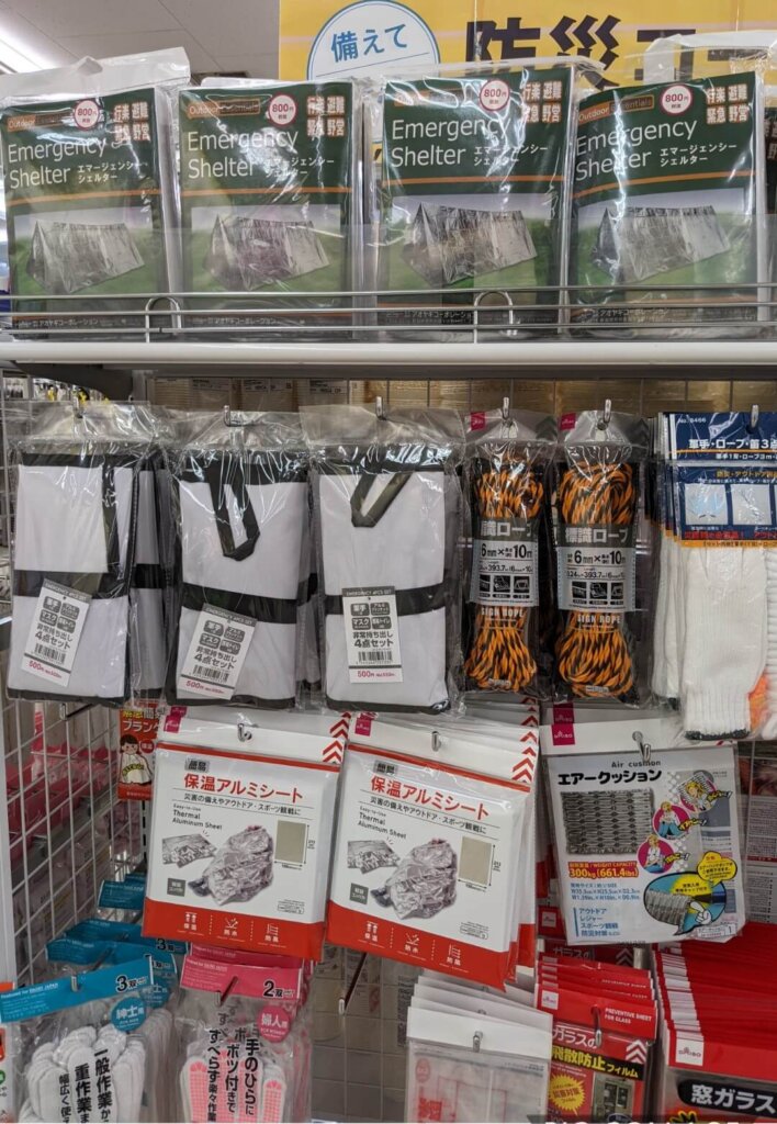 ダイソー　エマージェンシーシート、ロープ、軍手、保温アルミシート、エアークッション