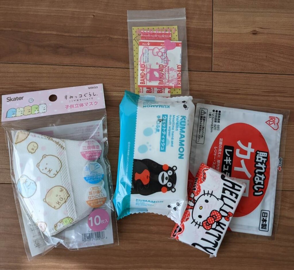 使い捨てマスク、手口拭き、バンドエイド、ポケットティッシュ、カイロ