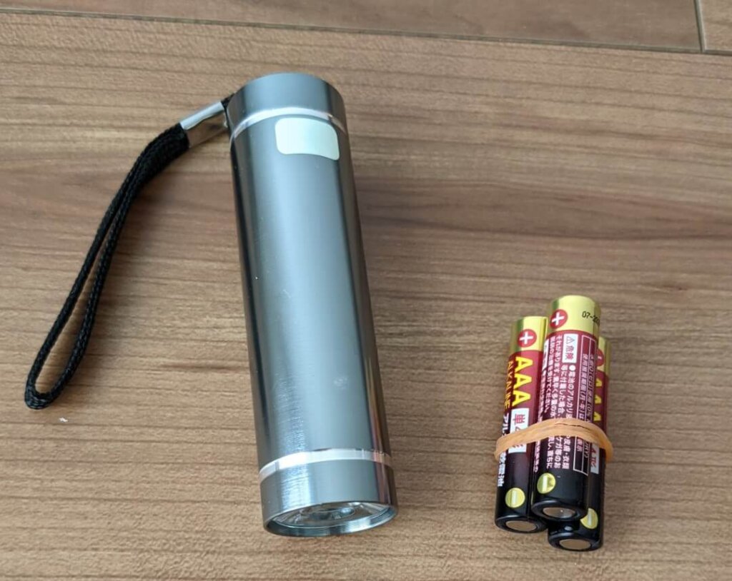 懐中電灯と新品の乾電池