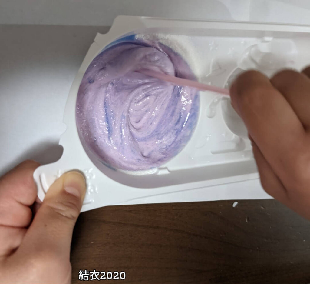 2番の粉を投入すると、青色から紫色に変わっていく