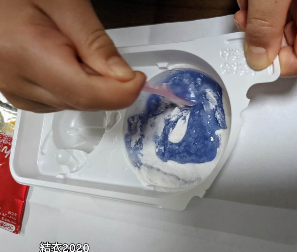 水を入れた段階では、青色になる