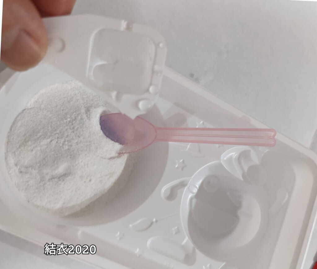 計量スプーン1杯分の水を入れる