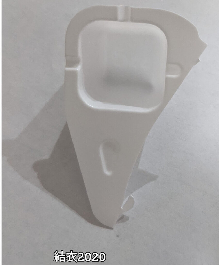 ねるねるねるねの容器から計量カップを外す