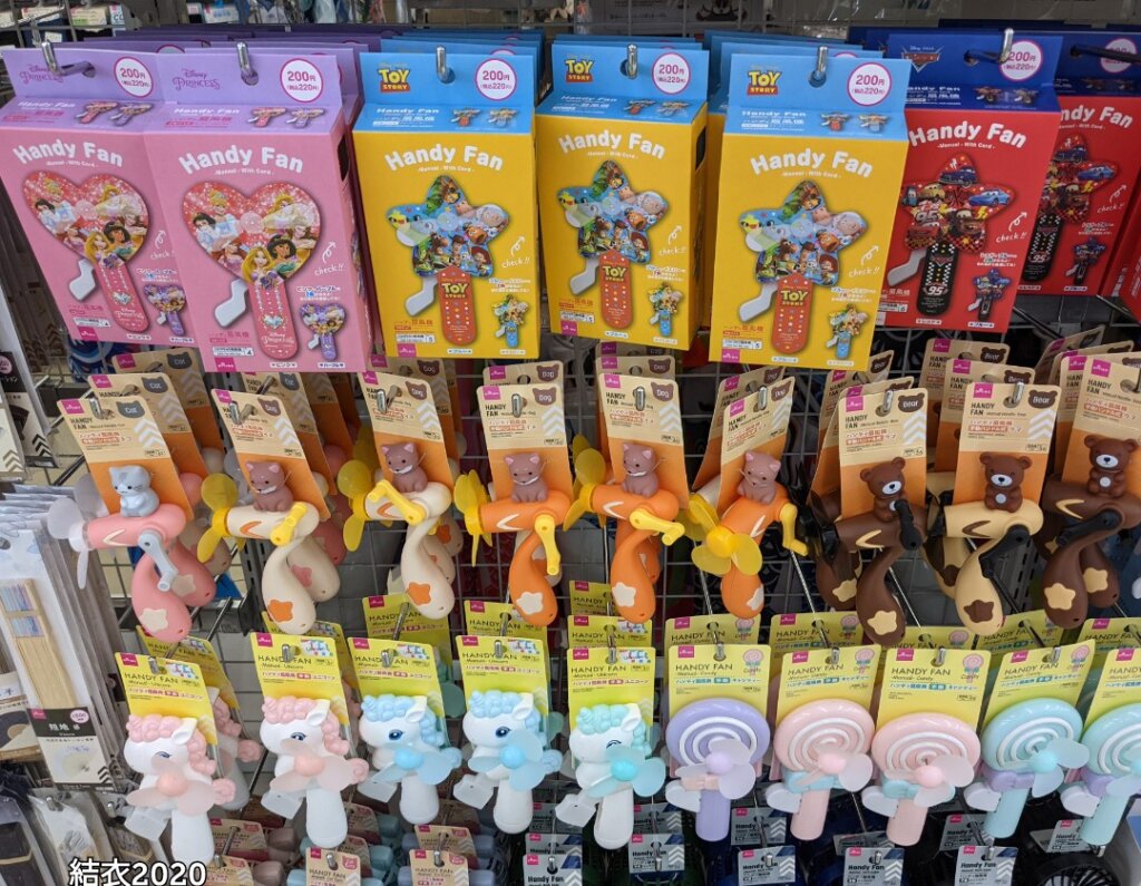 ダイソー　Handy Fan　※220円（税込）、ハンディ扇風機　手動ハンドル型、ハンディ扇風機　手動