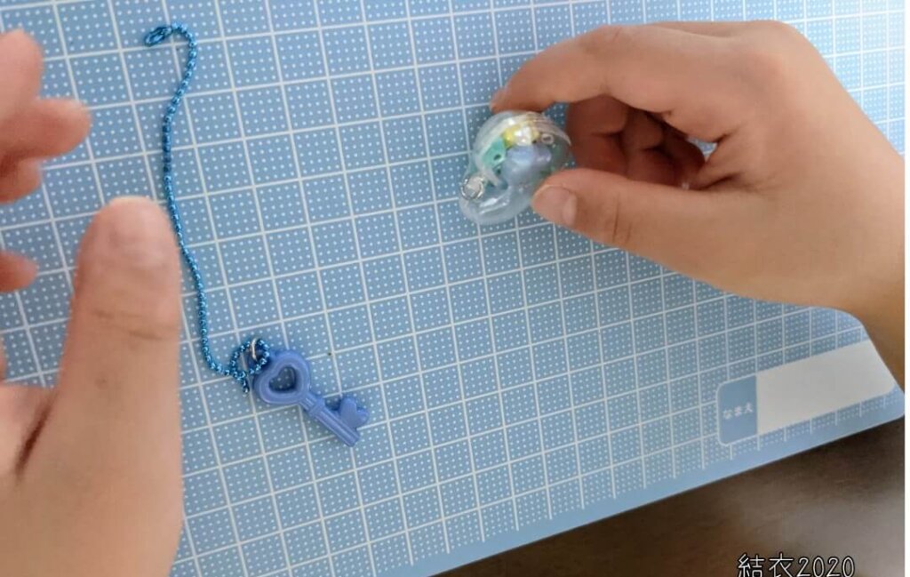 ボールチェーンにカプセルを通します。