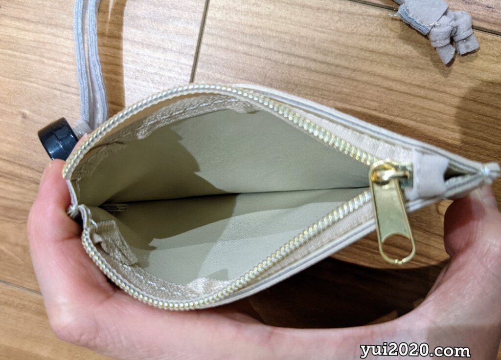 マルチカードケースのファスナーを開けたところ。