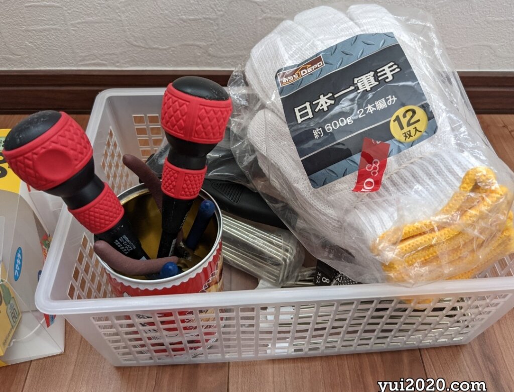 これまでの工具入れ。 適当な缶やプラケースにごちゃごちゃ…