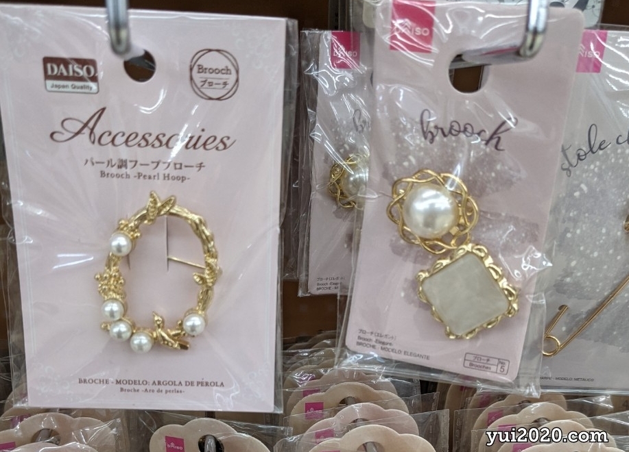 ダイソー パール調フープブローチ