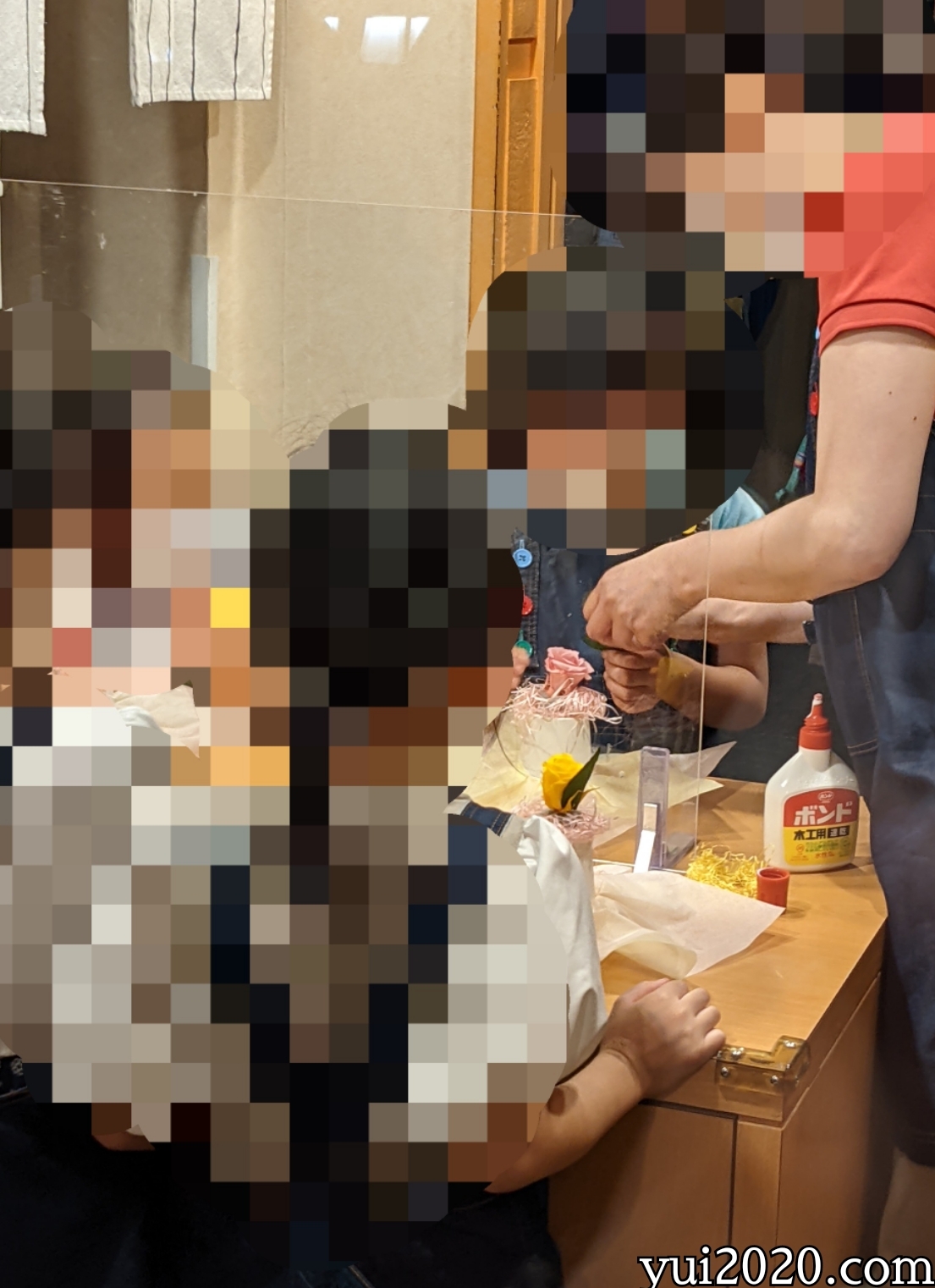 フラワーアレンジメント製作中