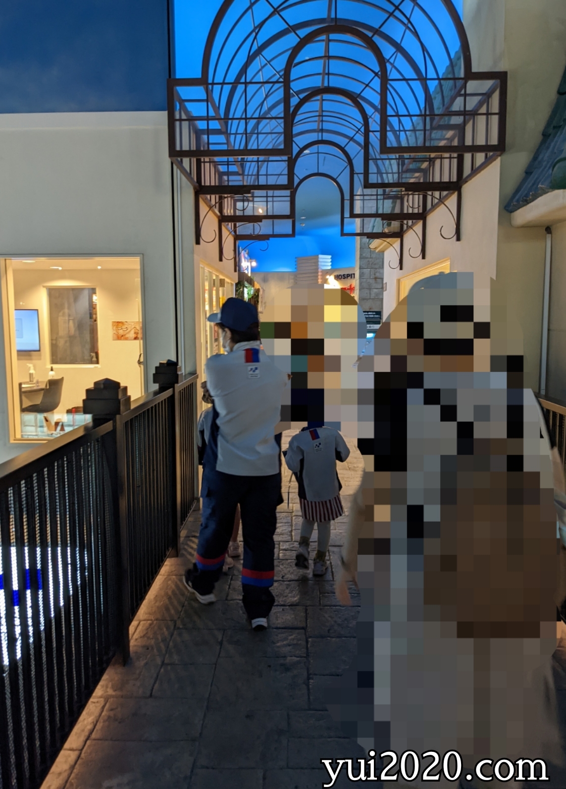 2階のガスメーターの検針中