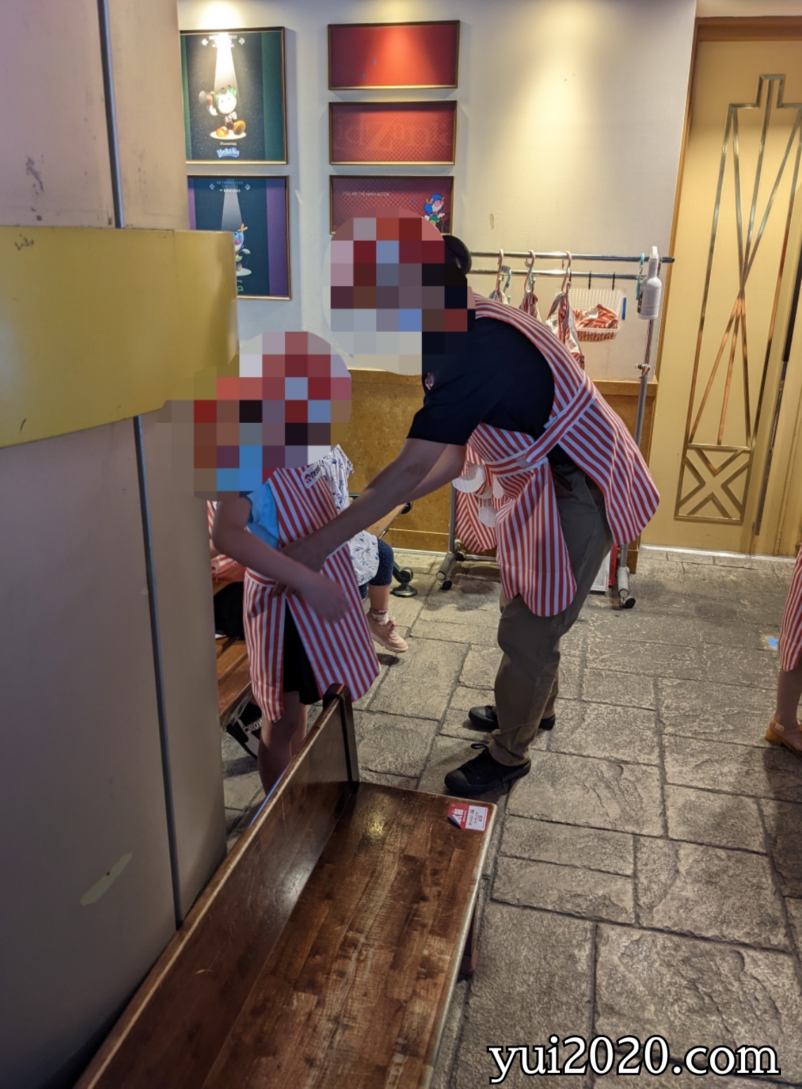 ソフトクリームショップのユニフォームに着替える