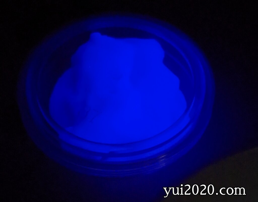 ダイソー　お米のねんど蓄光タイプが光っている様子