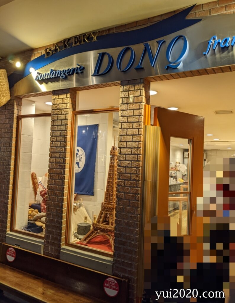まずはベーカリーの受付。