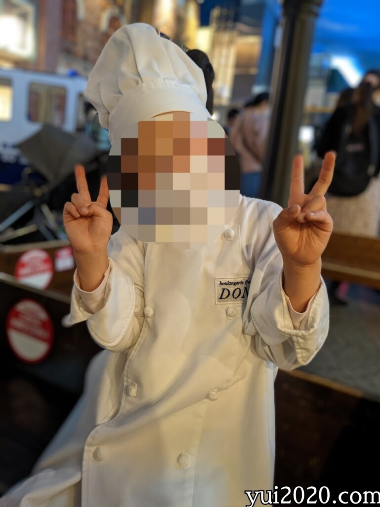 ベーカリーの制服にお着替え。