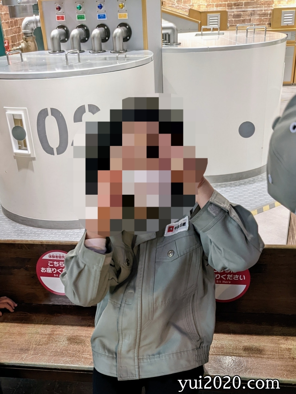 石けん工場の制服にお着替え