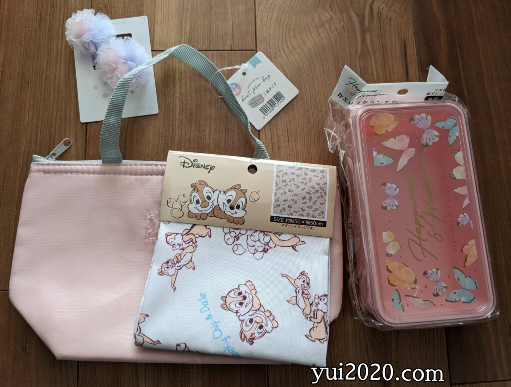 セリア　2段タイプ保冷バッグ、ランチクロス、かぶせフタランチBOX、ヘアボニー