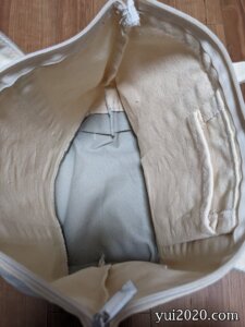 トートバッグの中身。 内ポケット1つあり。