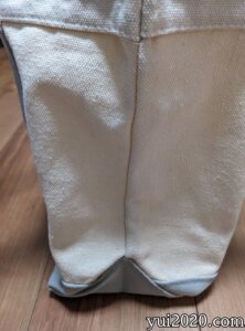 マチがあるので厚みのあるものも入れられます。