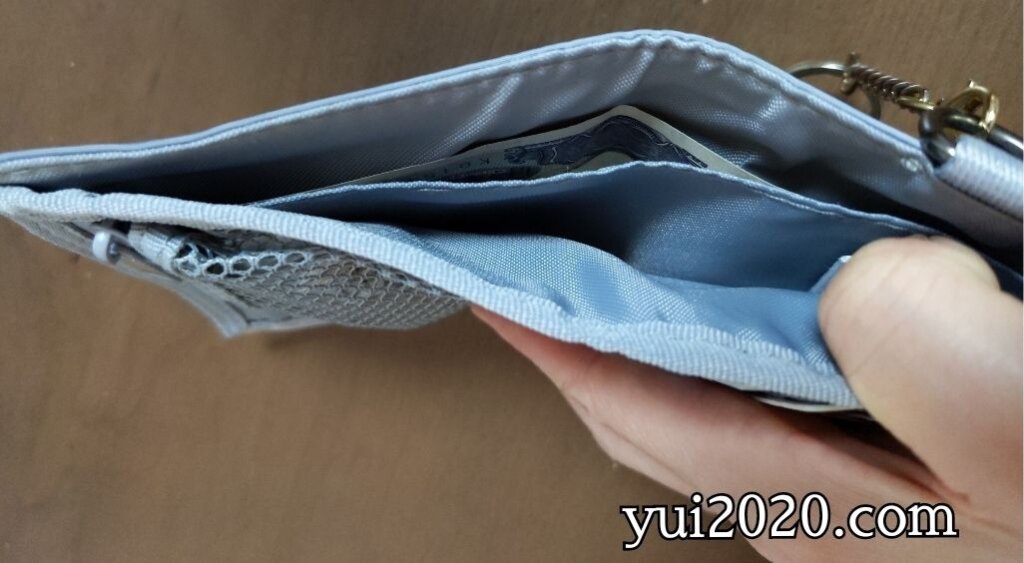 仕切りつきで紙幣やレシートを分けて収納できる