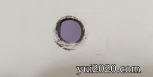 ドアには穴が空いています