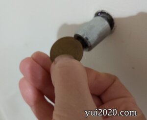 溝に硬貨を差し込むと簡単に外せる