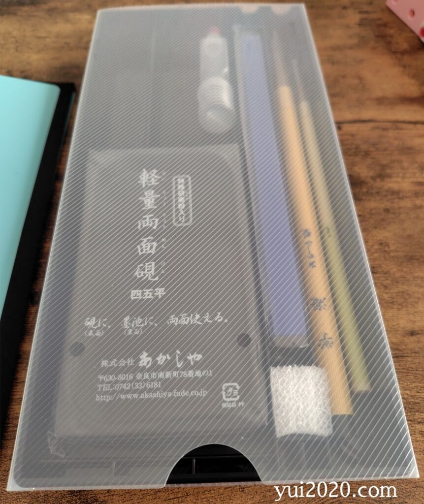 スリーブ付きでバッグの汚れを防ぎます